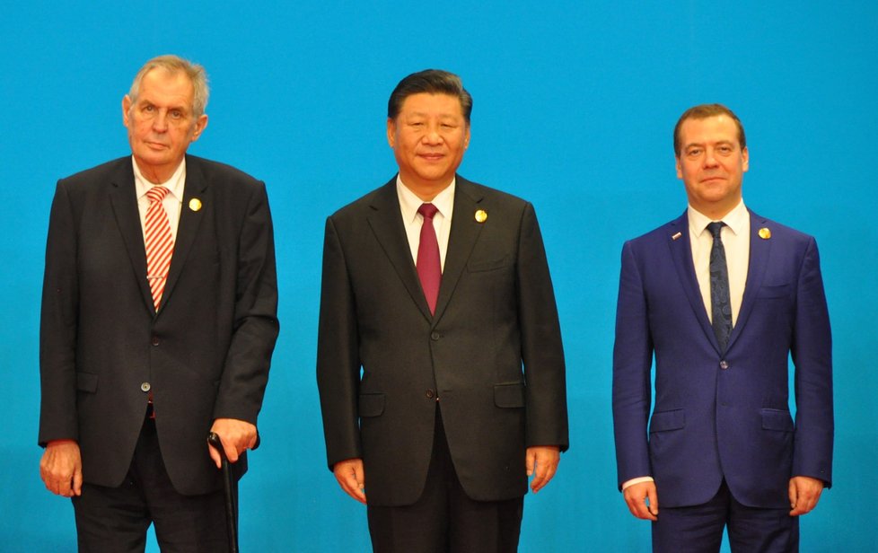 Prezident Miloš Zeman, jeho čínský protějšek Si Ťin-pching a ruské premiér Dmitrij Medveděv na zahájení čínského exportního veletrhu