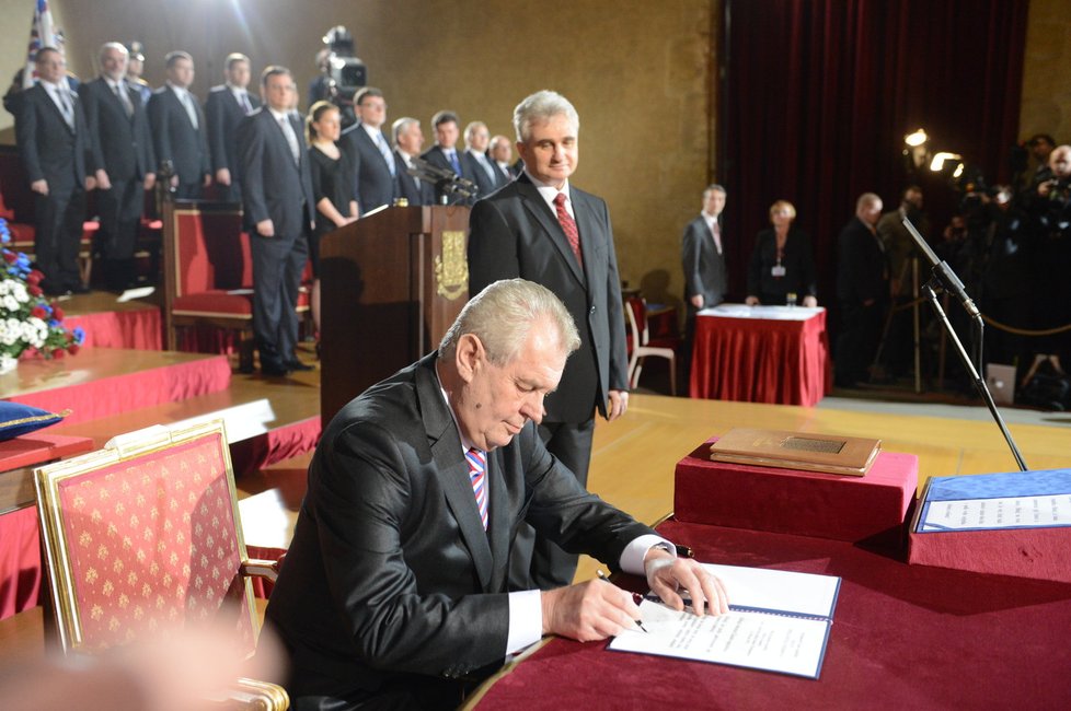 Miloš Zeman podepisuje prezidentský slib