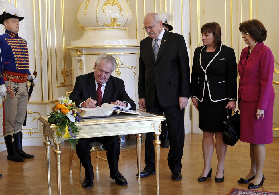 Miloš Zeman se na Slovensku podepsal do knihy hostů