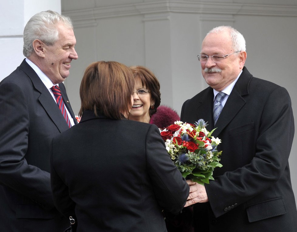Miloše Zemana a jeho manželku Ivanu přivítal na Slovensku prezident Gašparovič s chotí