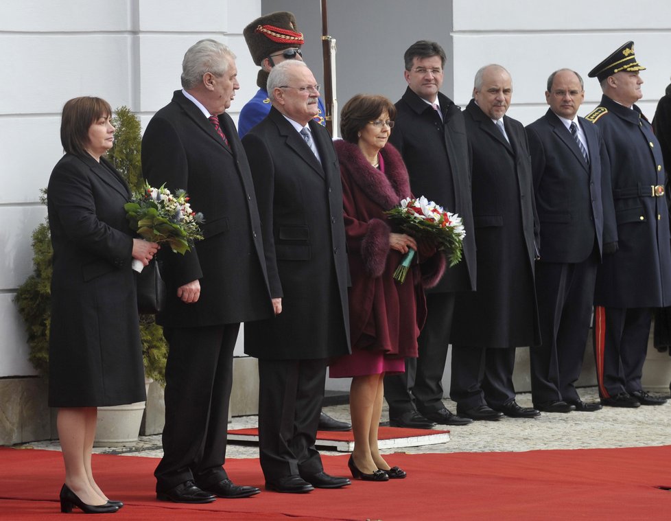 Prezidentské páry Česka a Slovenska při úvodním ceremoniálu