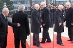 Miloš Zeman vyrazil na Slovensku špatným směrem: Prezident Gašparovič ho musel usměrnit