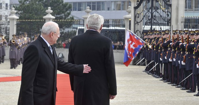 Miloš Zeman ukazuje záda prezidentu Gašparovičovi: Po červeném koberci vyšel český prezident špatným směrem