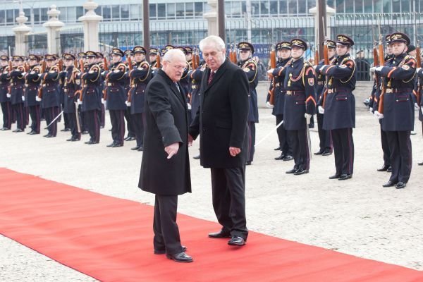 Prezident Gašparovič upozornil Miloše Zemana, že vyrazil po červeném koberci špatným směrem