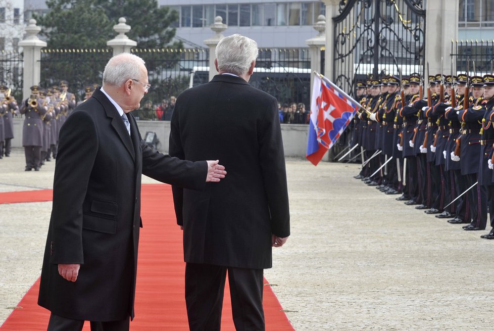 Miloš Zeman ukazuje záda prezidentu Gašparovičovi: Po červeném koberci vyšel český prezident špatným směrem
