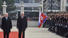 Miloš Zeman předvedl při vojenské přehlídce drobné zaváhání, když se po červeném koberci vydal opačným směrem