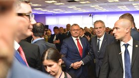 Prezident Miloš Zeman na sněmu Hospodářské komory s jejím šéfem Vladimírem Dlouhým (23.5.2019)