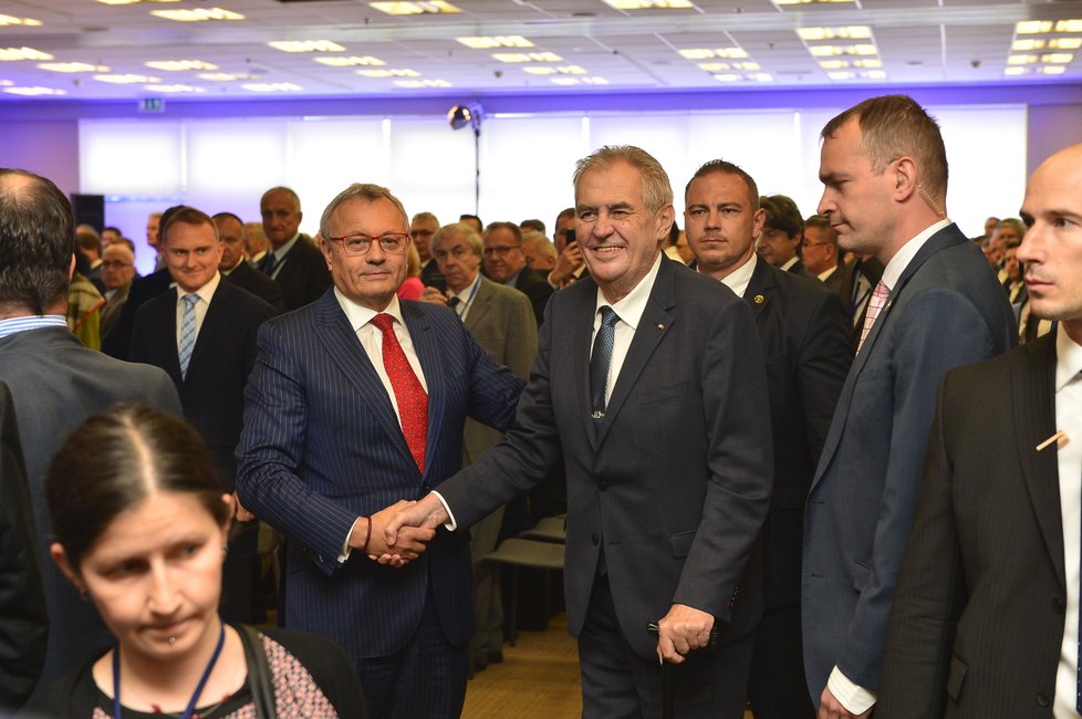 Prezident Miloš Zeman na sněmu Hospodářské komory 2019 s jejím šéfem Vladimírem Dlouhým (23.5.2019)