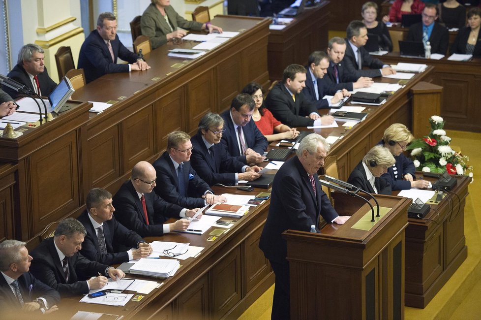 Zeman při svém proslovu ve Sněmovně před hlasováním o důvěře Sobotkově vládě.