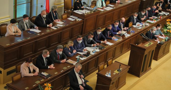 Sněmovna přehlasovala Zemanovo veto rozpočtu. Česko bude hospodařit se sekerou 375 miliard
