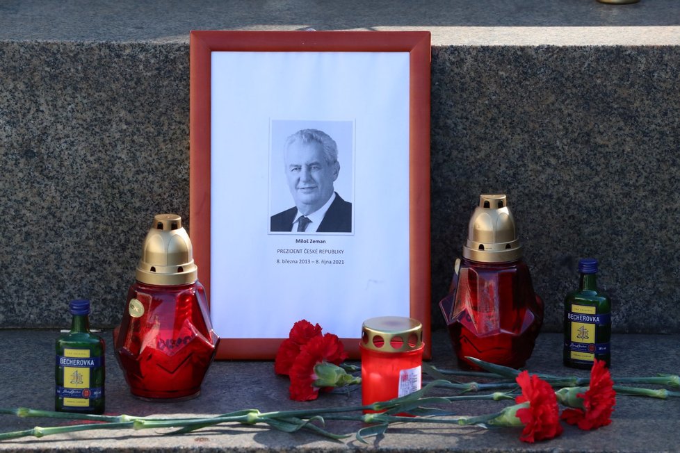 Na Václavském náměstí u sochy sv. Václava je položena zarámovaná fotografie Miloše Zemana se svíčkami a květinami a datem, odkdy byl ve funkci prezidenta. Jako konečné datum stojí 8. říjen 2021. (9. 10. 2021)