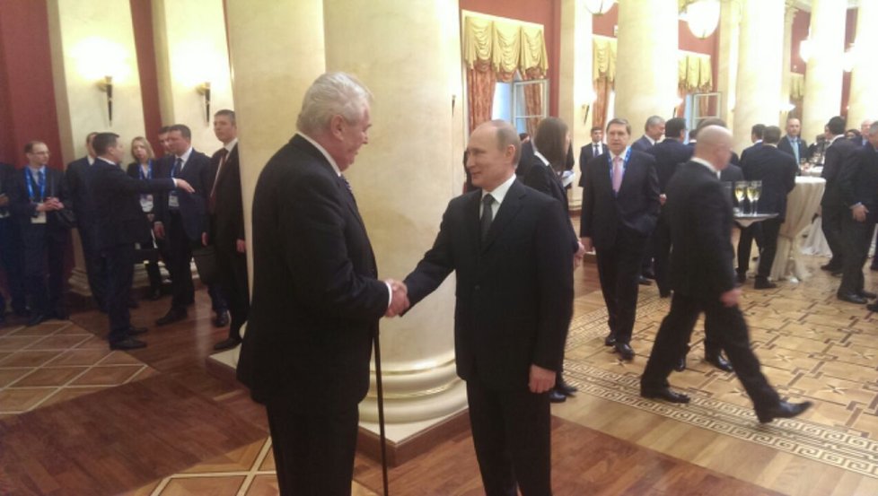 Prezident Miloš Zeman se v olympijském Soči zdraví s Vladimirem Putinem