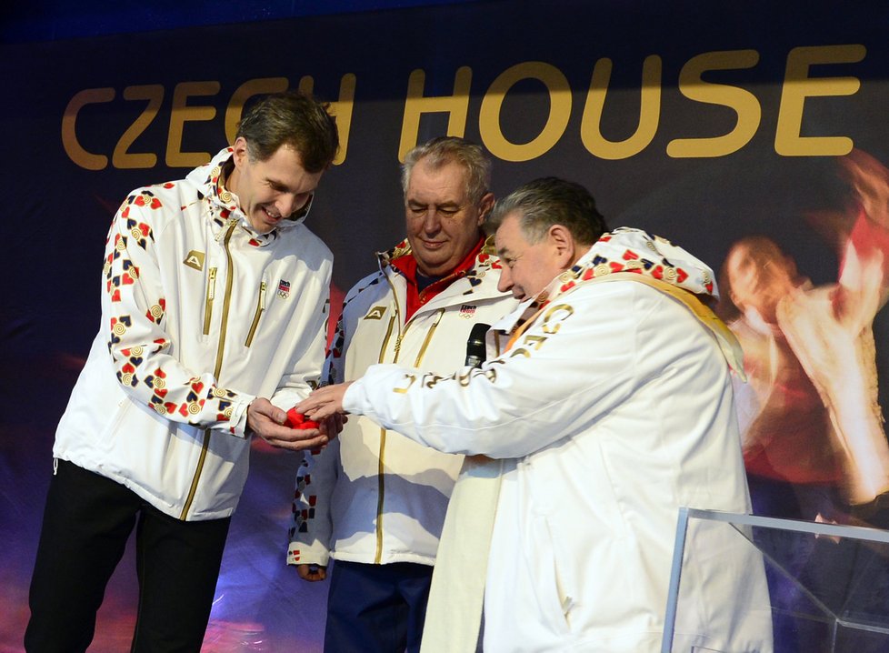 Slavnostního otevření se kromě Zemana zúčastnil i předseda ČOV Jiří Kejval, vpravo kardinál Dominik Duka.