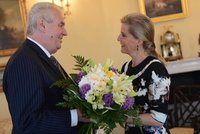 Zeman, modrá krev a krásná blondýna: V Praze se slavily narozeniny britské královny