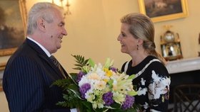 Zeman, modrá krev a krásná blondýna: V Praze se slavily narozeniny britské královny