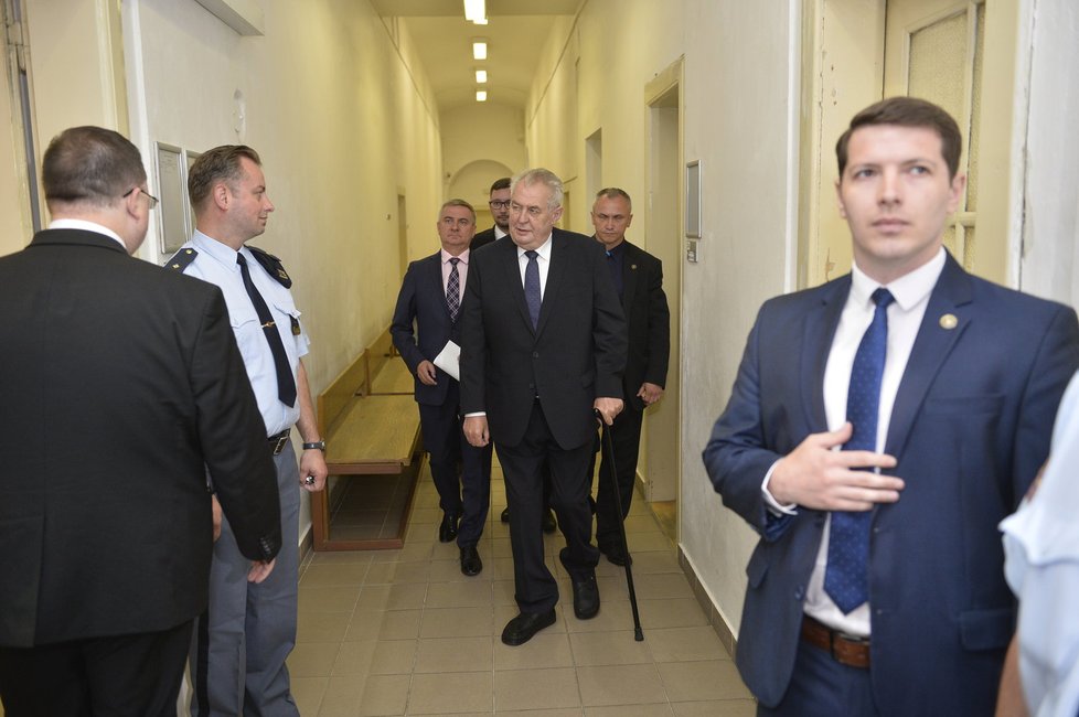 Prezident Miloš Zeman přišel do soudní síně, aby svědčil v případě žaloby notáře Halbicha na ČSSD.