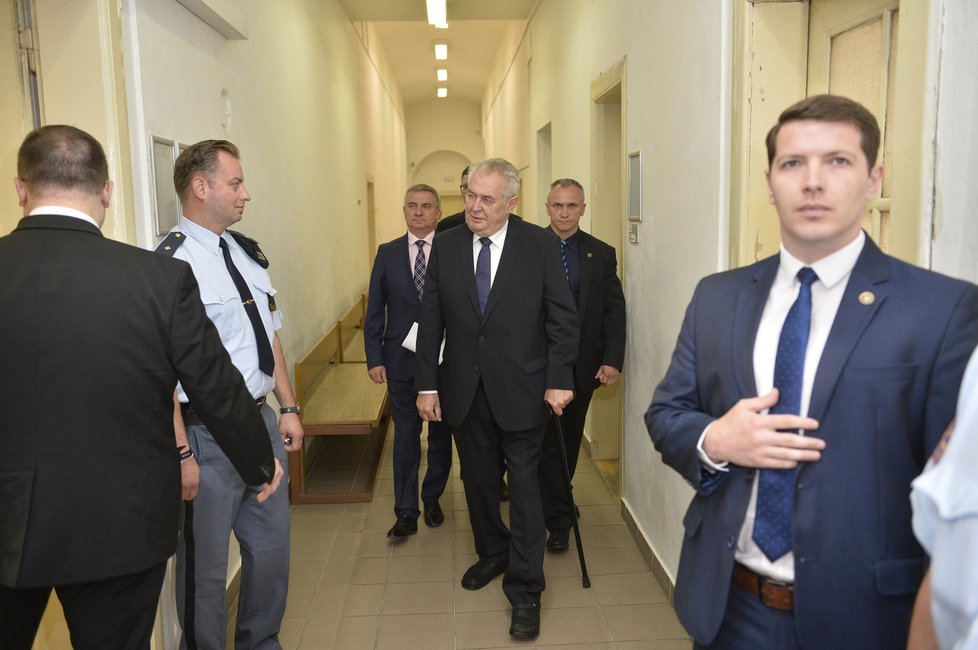 Prezident Miloš Zeman přichází do soudní síně, aby svědčil v případě žaloby notáře Halbicha na ČSSD.