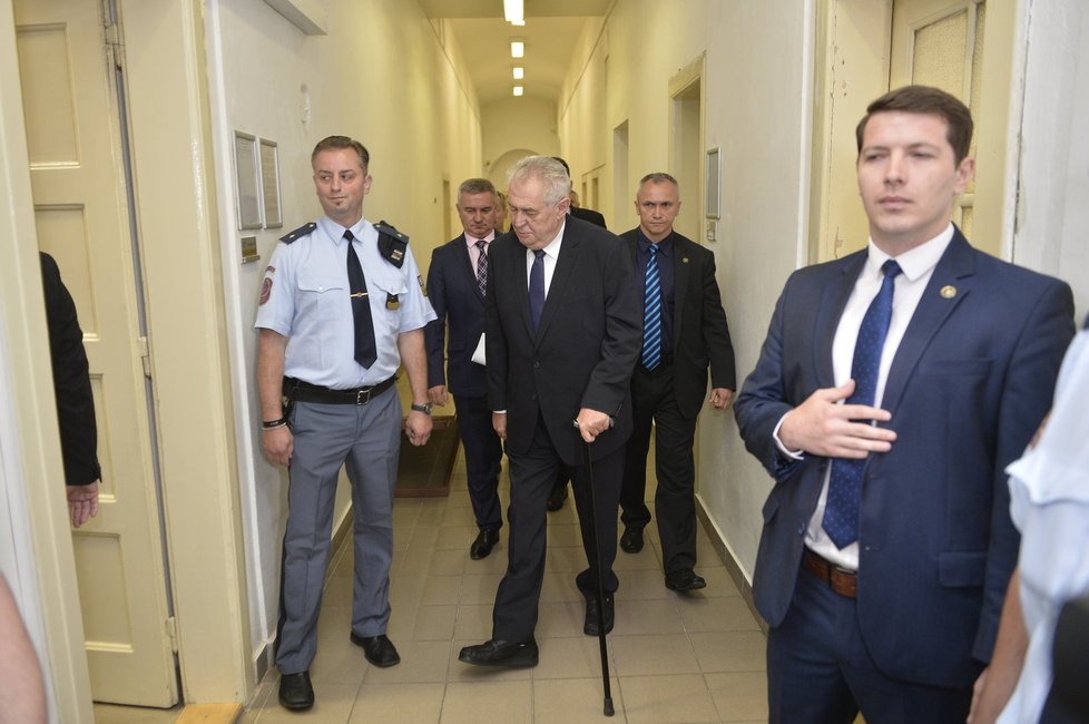 Prezident Miloš Zeman přichází do soudní síně, aby svědčil v případě žaloby notáře Halbicha na ČSSD