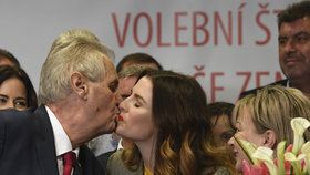 Miloš Zeman líbá ve svém štábu dceru Kateřinu po vítězství ve 2. kole prezidentské volby.