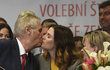 Miloš Zeman líbá ve svém štábu dceru Kateřinu po vítězství ve 2. kole prezidentské volby