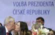 Miloš Zeman líbá ve svém štábu dceru Kateřinu po vítězství ve 2. kole prezidentské volby