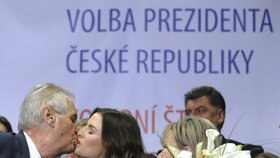 Miloš Zeman líbá ve svém štábu dceru Kateřinu po vítězství ve 2. kole prezidentské volby