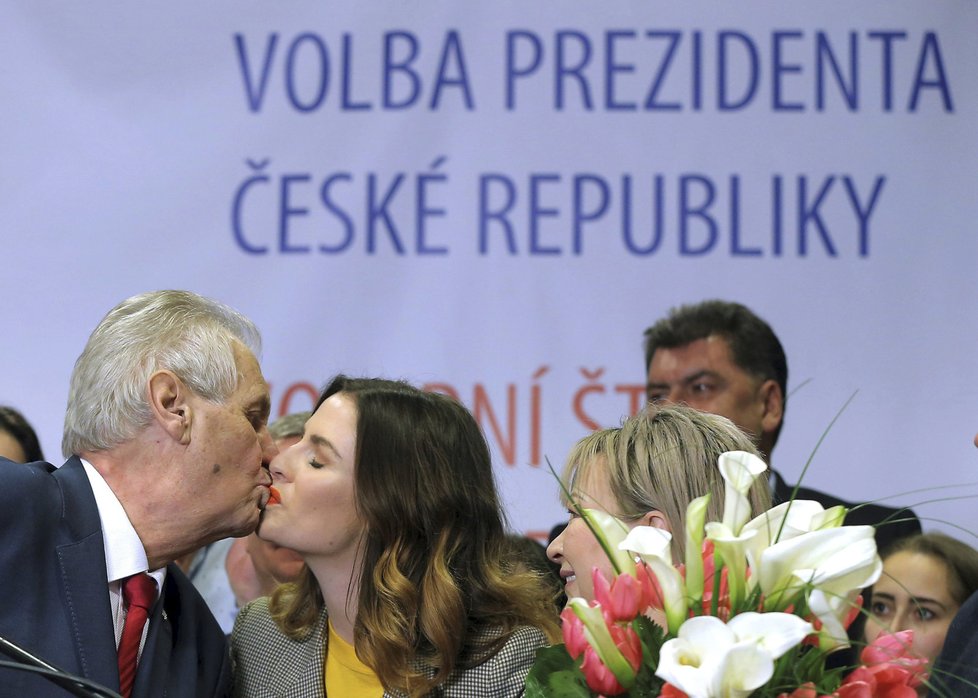 Miloš Zeman líbá ve svém štábu dceru Kateřinu po vítězství ve 2. kole prezidentské volby.