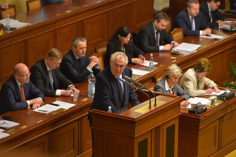 Miloš Zeman zamířil zatím naposledy do Sněmovny loni v prosinci.