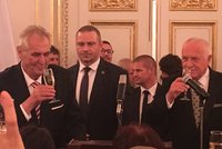 „V Česku skončila občanská válka.“ Zeman rozdal metály a slavil s hosty na Hradě