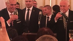 „V Česku skončila občanská válka.“ Zeman rozdal metály a slavil s hosty na Hradě
