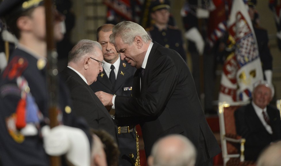 Miloš Zeman vyznamenal agronoma a svého podporovatele Františka Čubu.