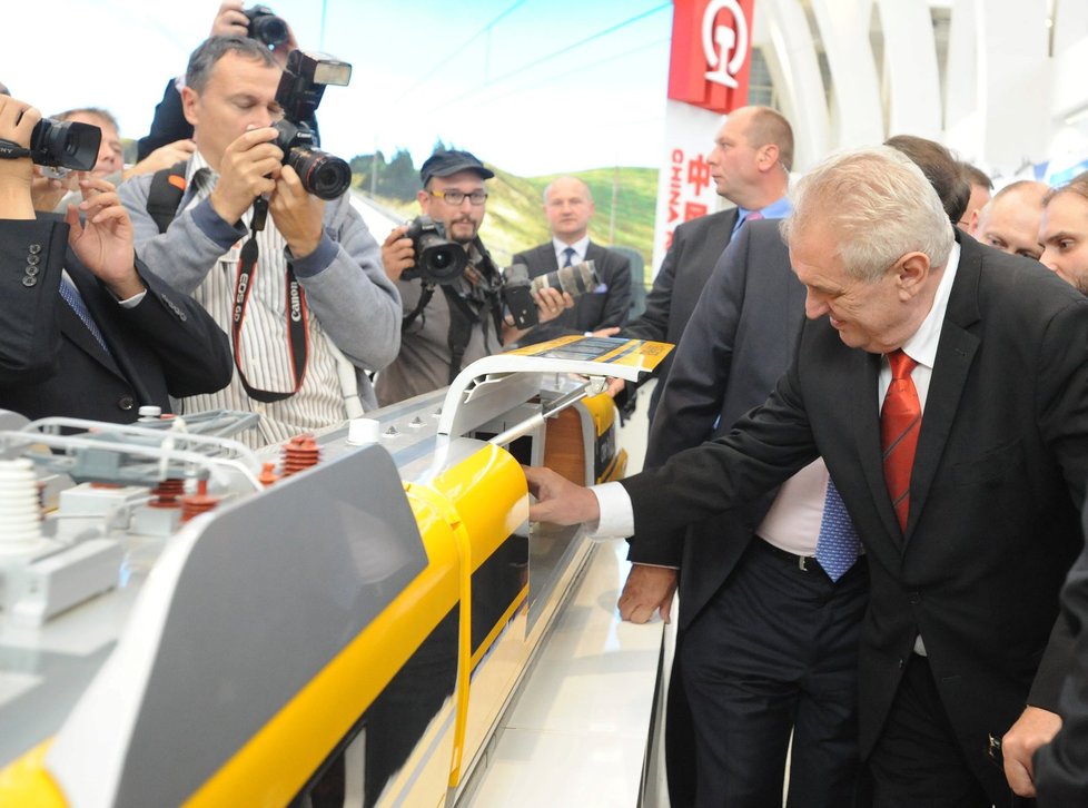 Prezident Miloš Zeman si na strojírenském veletrhu v Brně prohlédl i čínskou expozici.