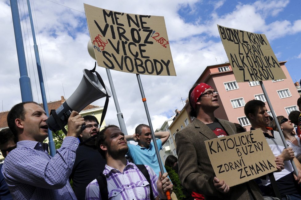 Pobouření studenti hlasitě protestovali proti Zemanovi