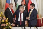 Summit V4 v Lánech: Prezidentovi Zemanovi pomáhal i maďarský prezident János Áder