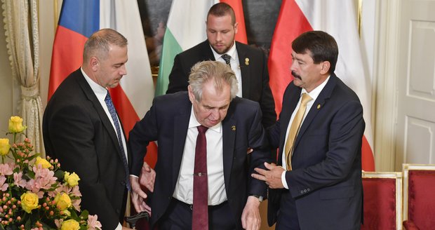 „Zpomalený“ Zeman dostal infuze. V Lánech ho podepíral i maďarský prezident