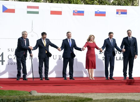 Summit V4 v Lánech: Miloš Zeman, János Ader, Andrzej Duda, Zuzana Čaputová, Borut Pahor a Aleksandar Vučič