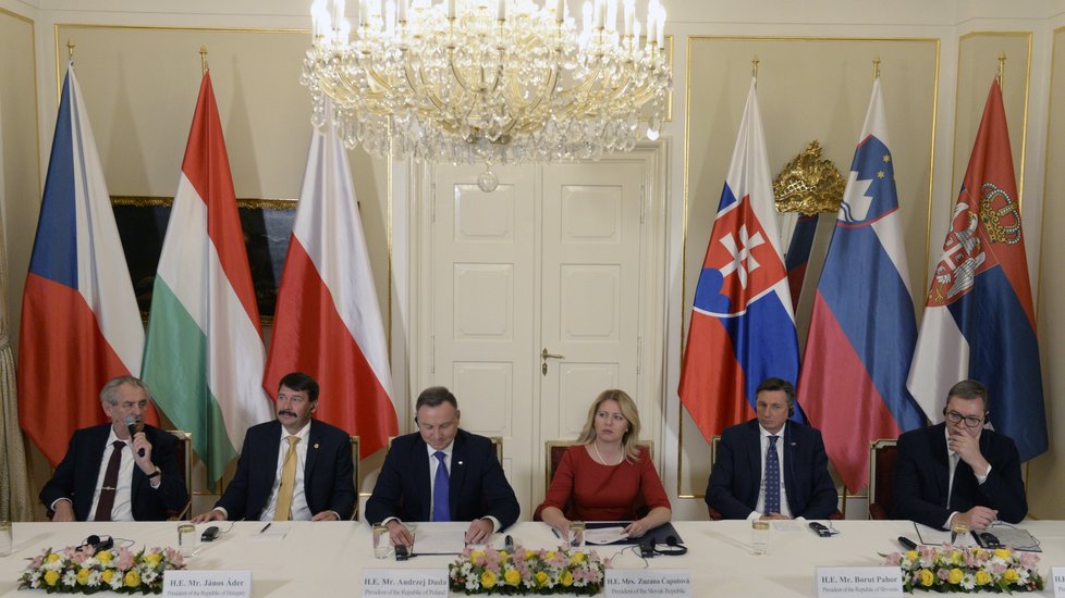 Summit V4 v Lánech: Miloš Zeman, János Ader, Andrzej Duda, Zuzana Čaputová, Borut Pahor a Aleksandar Vučič