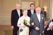 Ženichovi svědčil stínový ministr financí Jan Mládek. Zeman pokukoval po nevěstě.