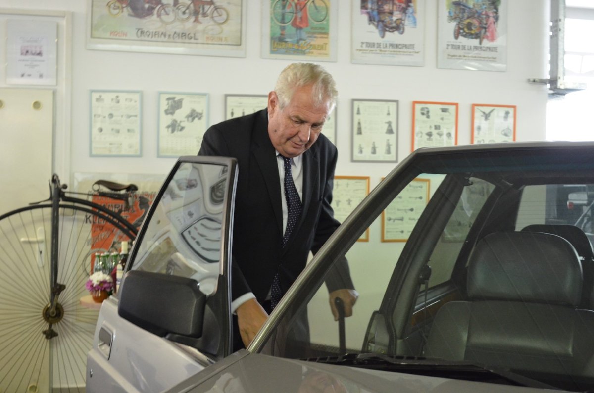 Miloš Zeman zkoumá Tatru 700, ve které jezdil coby premiér.