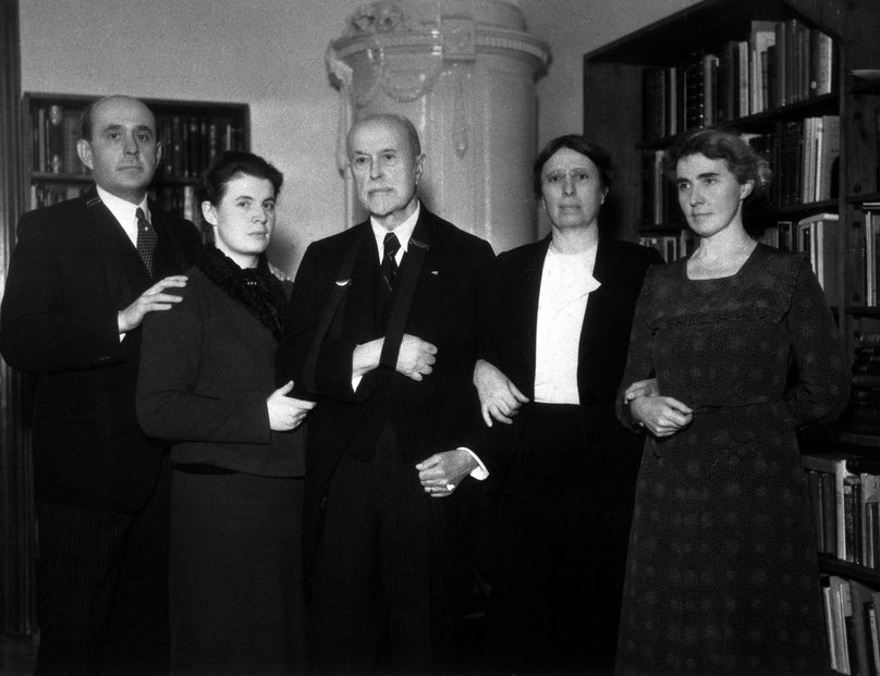 Celá rodina Masarykova v Lánech v den, kdy T. G. M. abdikoval z funkce kvůli zdraví. (Zleva: syn Jan, vnučka Anna, dcera Alice a dcera olga)