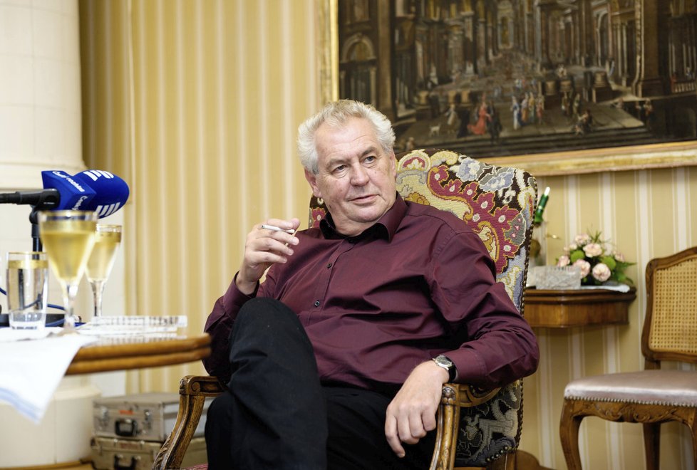 Miloš Zeman pozval do Lán premiéra Sobotku a ministra financí Babiše k projednání zavedení eura v Česku.