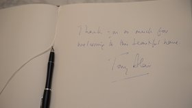 "Mnohokrát děkuji za přivítání v tomto překrásném domě," napsal Tony Blair do knihy.