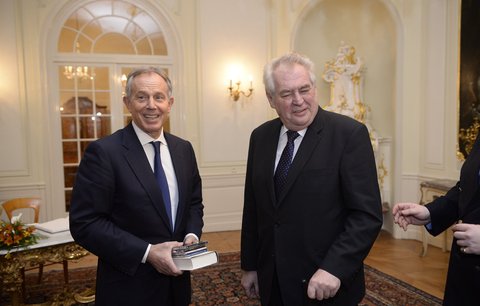 Na návštěvě u Zemana: Prezident hostil Tonyho Blaira, daroval mu Švejka