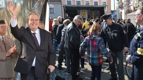 Návštěva Miloše Zemana v Třebechovicích: Policisté skenovali i děti.