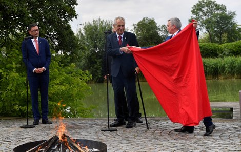 Spálení červených trenýrek Milošem Zemanem