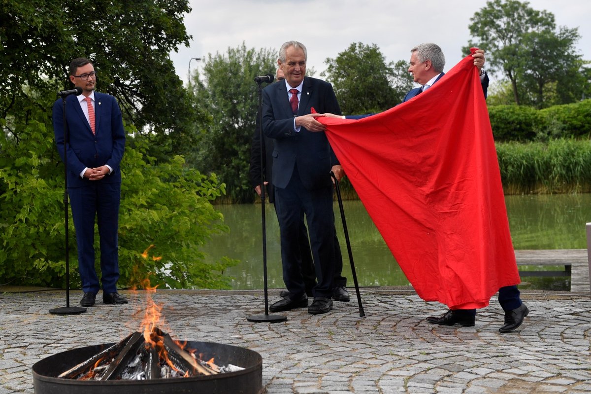 Spálení červených trenýrek Milošem Zemanem