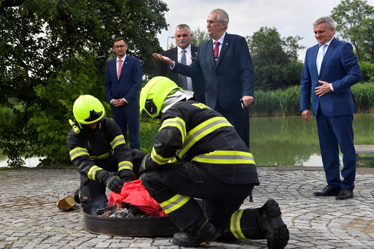 Spálení červených trenýrek Milošem Zemanem