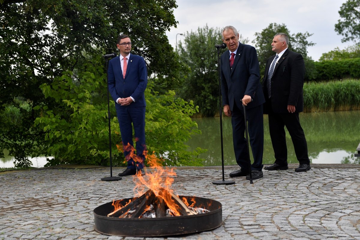 Spálení červených trenýrek Milošem Zemanem