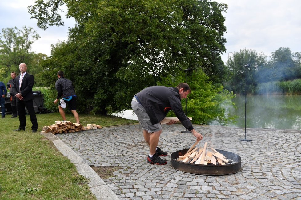 Miloš Zeman svolal mimořádný brífink, aby spálil červené trenky, které v roce 2015 skupina Ztohoven vyvěsila nad Pražským hradem místo prezidentské standarty (14. 6. 2018).