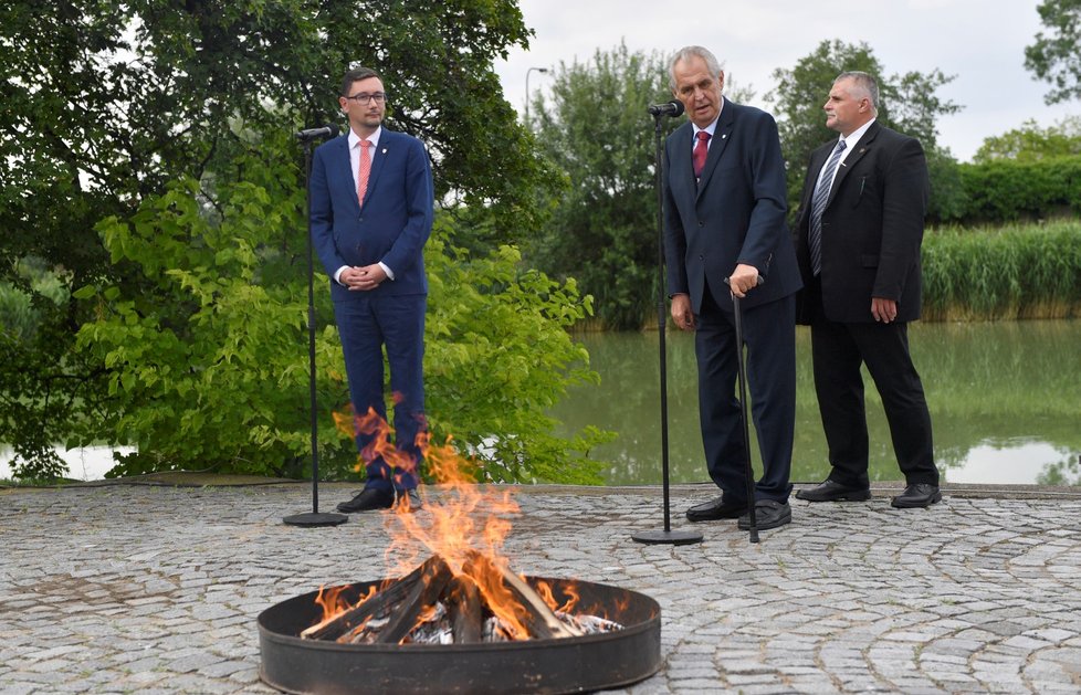 Miloš Zeman svolal mimořádný brífink, aby spálil červené trenky, které v roce 2015 skupina Ztohoven vyvěsila nad Pražským hradem místo prezidentské standarty (14. 6. 2018).